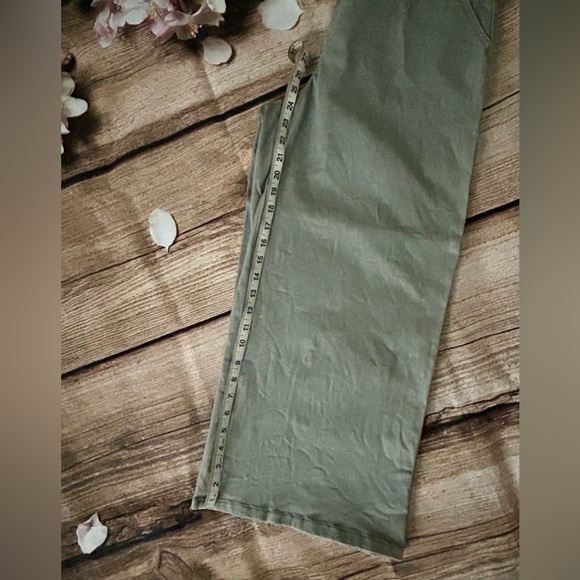 Wide-Leg Women's Jeans in Light Green - Picture 8 of 8